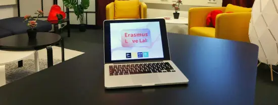 Laptop met logo in het Love Lab