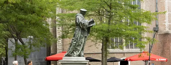 Beeld Desiderius Erasmus op het Grotekerkplein