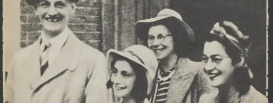 Anne Frank met zuster en ouders [knipsel uit een tijdschrift]