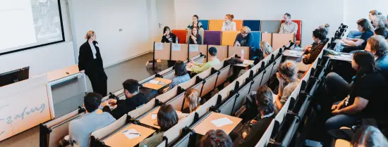 Studenten tijdens de Master Open Dag in een collegezaal