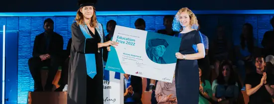 Marloes Nederhand ontvangt de Educational Prize uit handen van rector magnificus Annelien Bredenoord