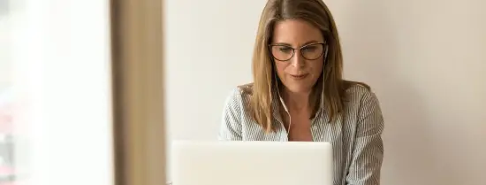 Vrouwelijke pensioenprofessional achter haar laptop, want er is veel werk aan de winkel voor een Certified Pensioenexecutive Pensioentransitie