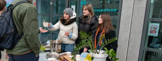 Leden van de Erasmus Sustainability Hub delen soep uit tijdens Warmetruiendag 2023