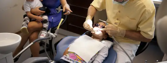 Kind wordt behandeld door tandarts