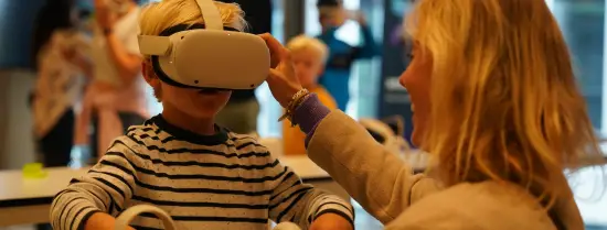 Kind met VR-bril tijdens het Weekend van de Wetenschap 2023