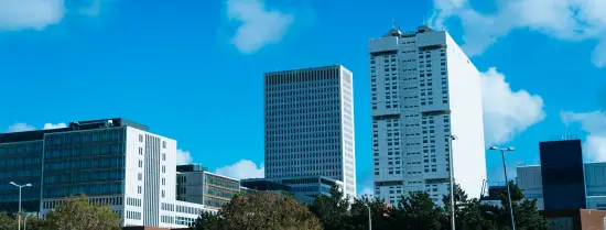 Het Erasmus MC ziekenhuisgebouw op een zonnige dag.