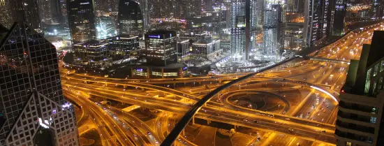 Stad en snelwegen in de nacht