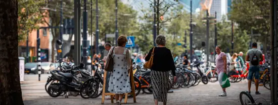 Mensen wandelen over de Coolsingel in Rotterdam.