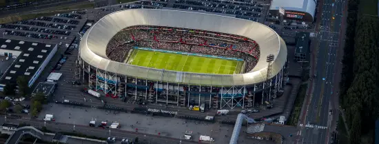 Luchtfoto van voetbalstadion De Kuip van Feijenoord in Rotterdam