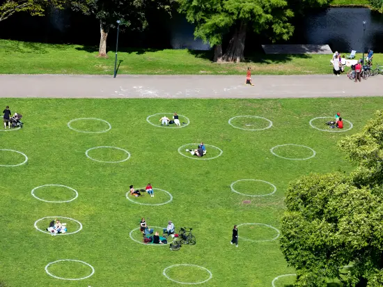  Mensen in cirkels in het park tijdens Corona