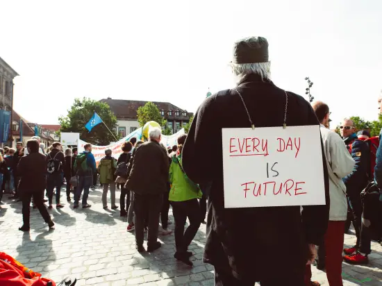 Demonstratie, every day is future op de rug van een demonstrant