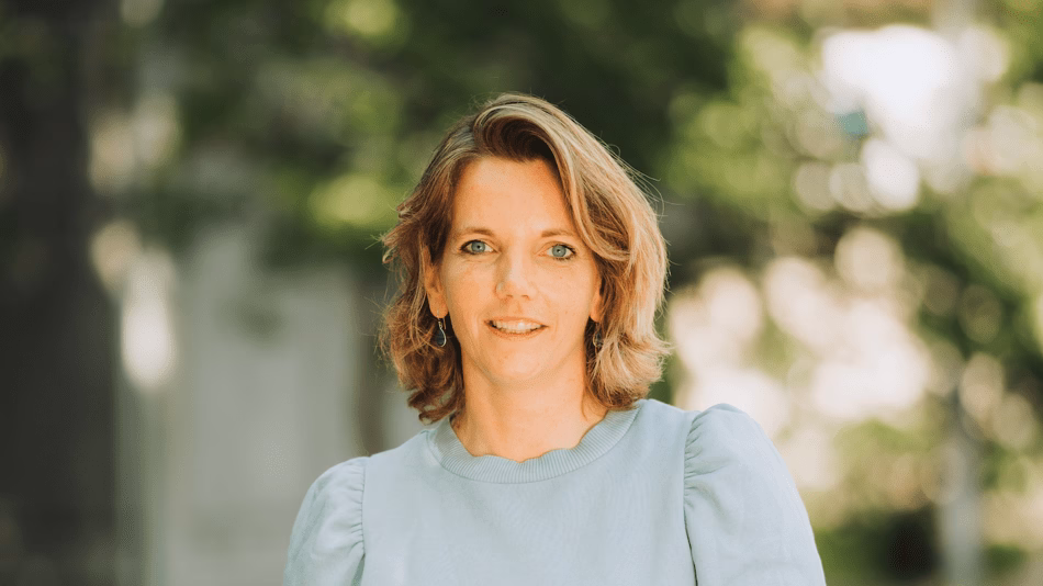 Portret van Liesje Goldschmidt buiten.