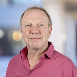 Portrait picture of Dick Douwes