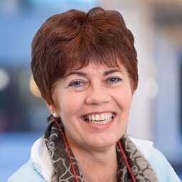 Women with brown hair smiling to the camera