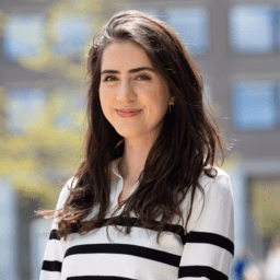 Portretfoto van Beyza Demiryürek, medewerker bij Erasmus Verbindt.