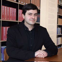 Profielfoto van Vladimir Belev voor een boekenkast
