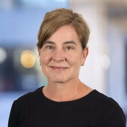 Martine van Selm lacht naar de camera.