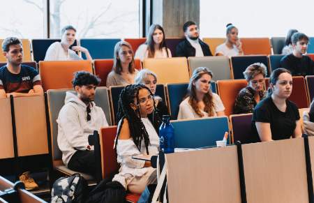 Studenten die elkaar ontmoeten