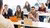 Studenten achter laptops in collegezaal