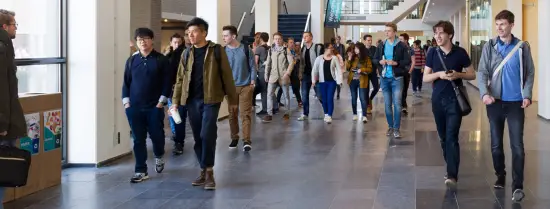 Studenten lopen door de hal van het Sanders gebouw